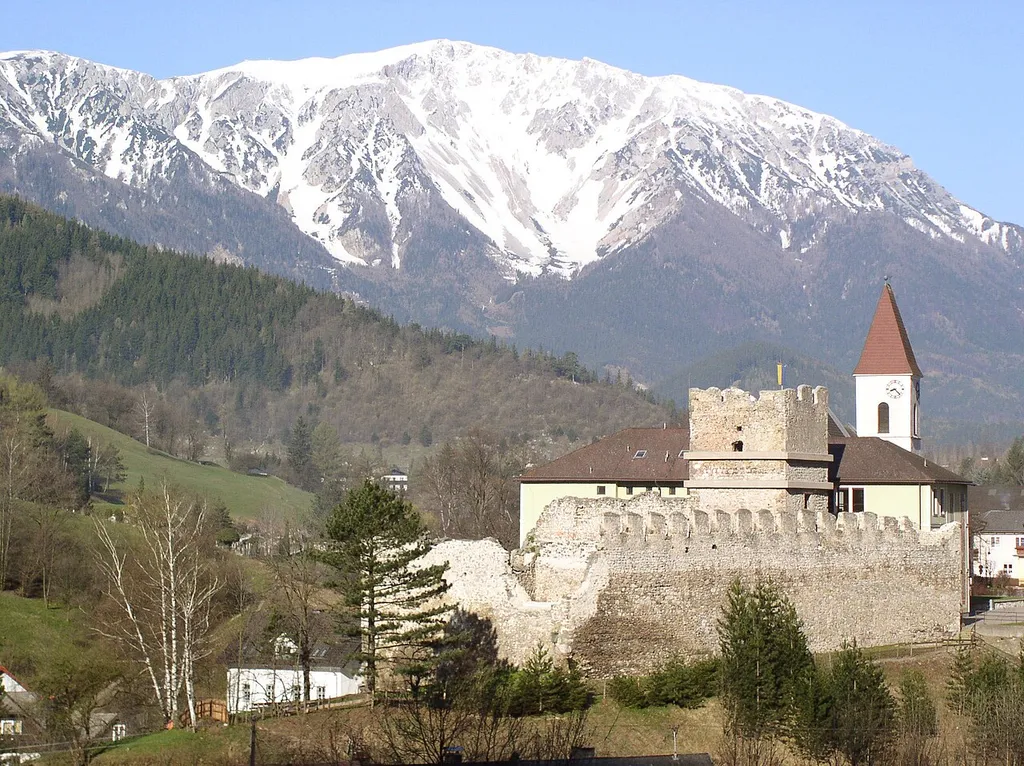 Burgruine Puchberg mit Schneeberg