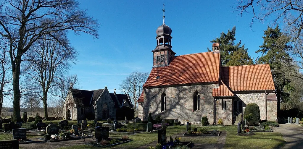 Gesamtansicht Feldsteinkirche Marsow mit Grabkapelle von Bülow