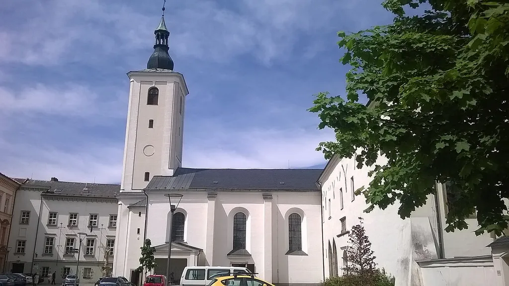 Kostel sv. Václava (pohled od nám. A. Jiráska)