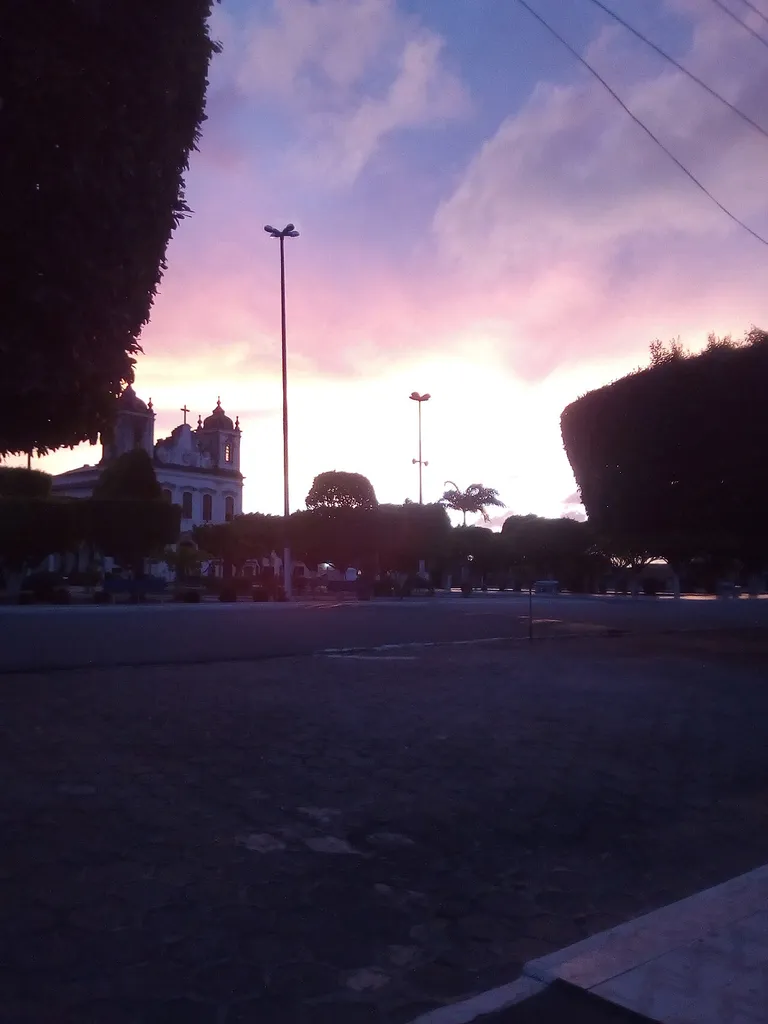 Vista da praça da Bandeira e Igreja Matriz do Santuário Nossa Senhora Divina Pastora