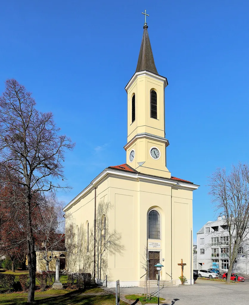 Südostansicht der röm.-kath. Pfarrkirche Maria Himmelfahrt in der niederösterreichischen Gemeinde Ebergassing. Die Saalkirche mit zweigeschossigem Fassadenturm und einem quadratischen Chorschluss wurde ab 1851 errichtet und am 25. September 1853 geweiht.