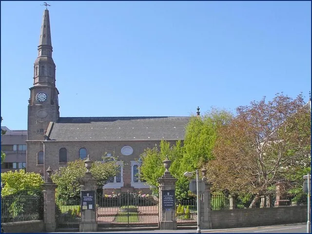 St. Andrew's Church Completed in 1772 by Architect, Samuel Bell. This grand, yet simple rectangular church has fine stone dressings, twin Venetian and semi-circular windows. With a splendid west tower, the steeple recesses at each higher level creating an extremely elegant profile.