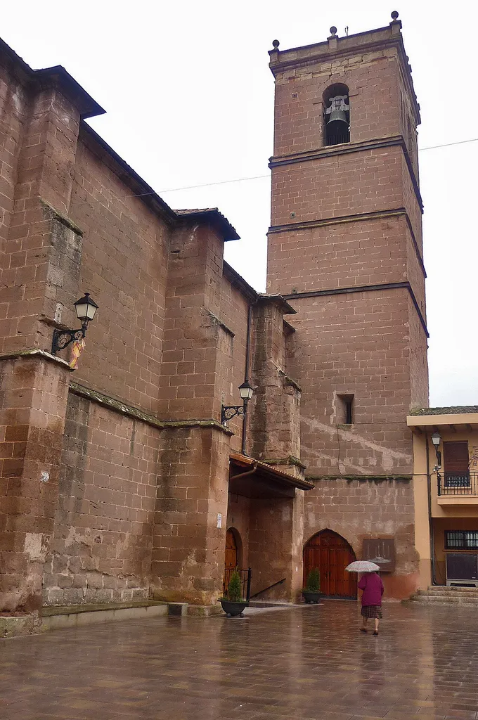 Exterior de la iglesia parroquial de Arenzana de Abajo (La Rioja, España)
