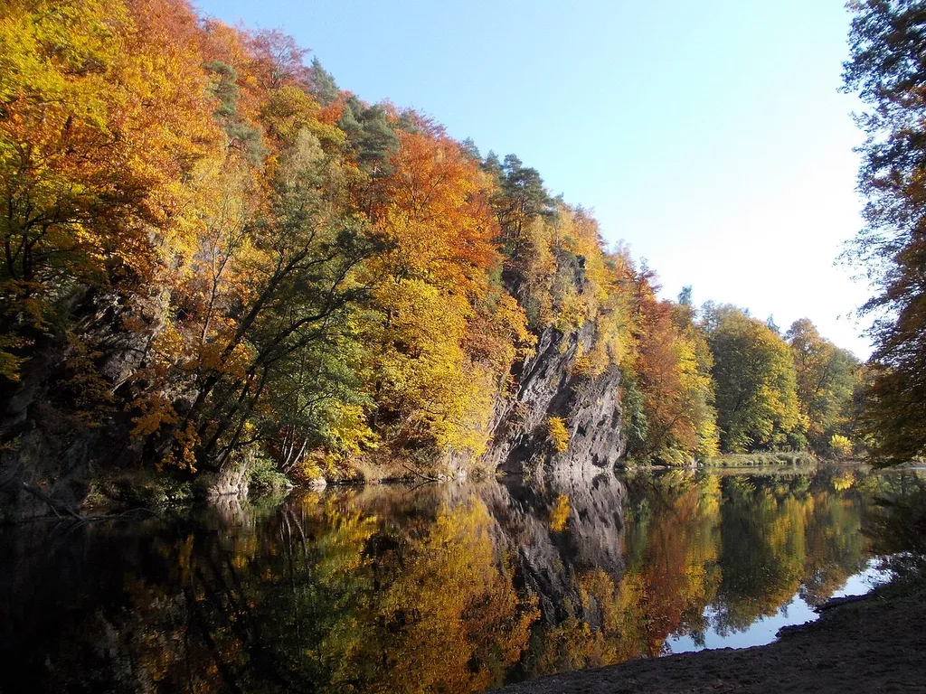 Zwickauer Mulde river between the gardens of Wechselburg Castle and the rocks of the Owl Chasm (Mittelsachsen district, Saxony)