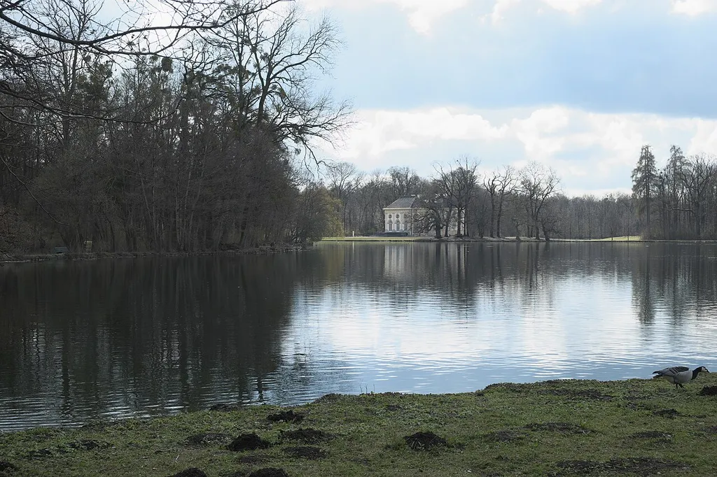 Schloss Nymphenburg im Stadtbezirk Neuhausen-Nymphenburg in München (Bayern, Deutschland), Badenburg und Badenburger See im Schlosspark