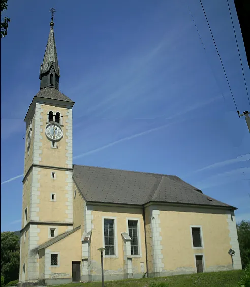 Kath. Pfarrkirche hl. Oswald und Kirchhof in Kapfenberg/Österreich, Ansicht aus Süd.