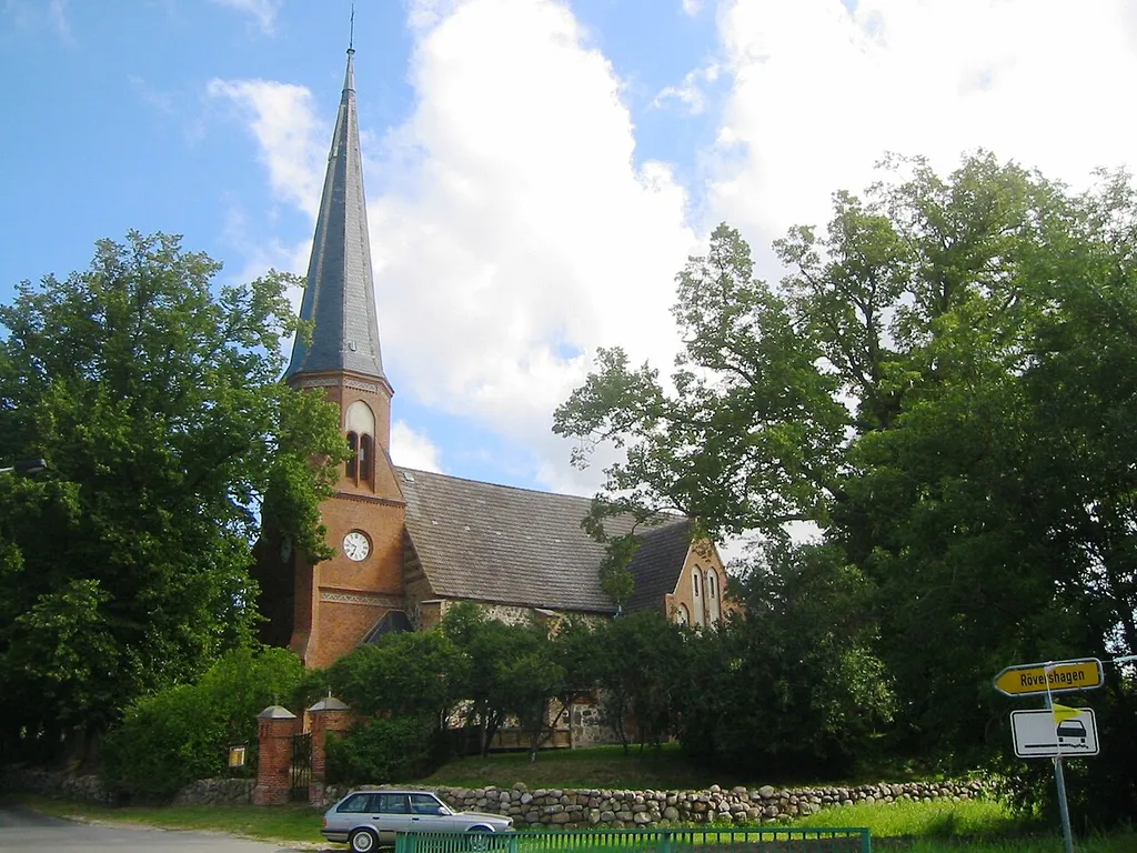 Dorfkirche in Volkenshagen, aufgenommen im August 2012 von der Hauptstraße der Gemeinde