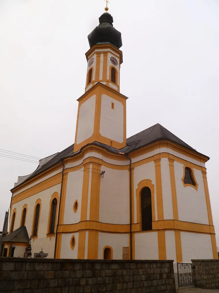 Kath. Pfarrkirche hl. Stephan und Friedhof