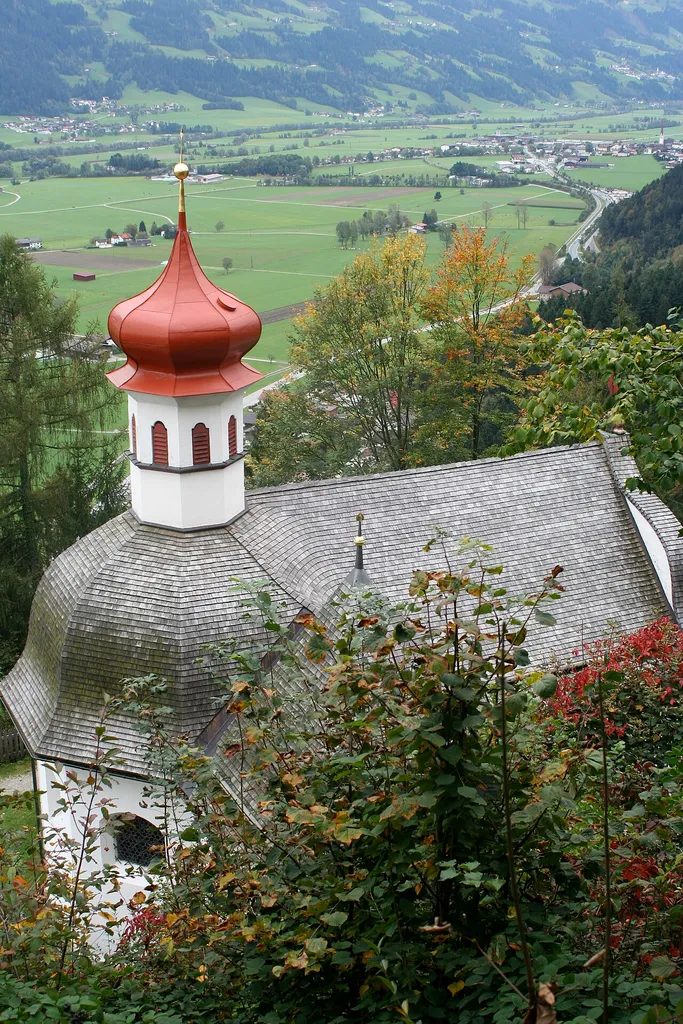 Die Kirche von Maria Brettfall mit Blick in das vordere Zillertal, Tirol, Österreich