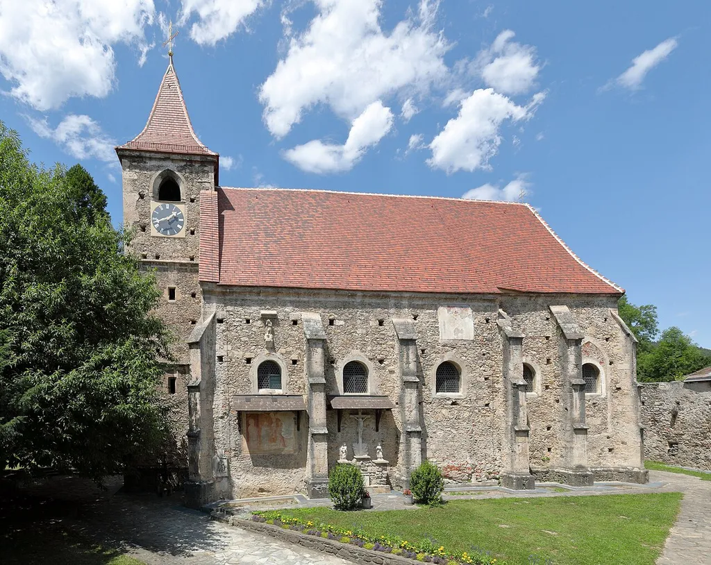 Südansicht der röm.-kath. Pfarrkirche hl. Dionysius in Pottschach, ein Ortsteil der niederösterreichischen Stadtgemeinde Ternitz. Eine spätgotische Wehrkirche mit mittelalterlichem Kern und barocken Anbauten.