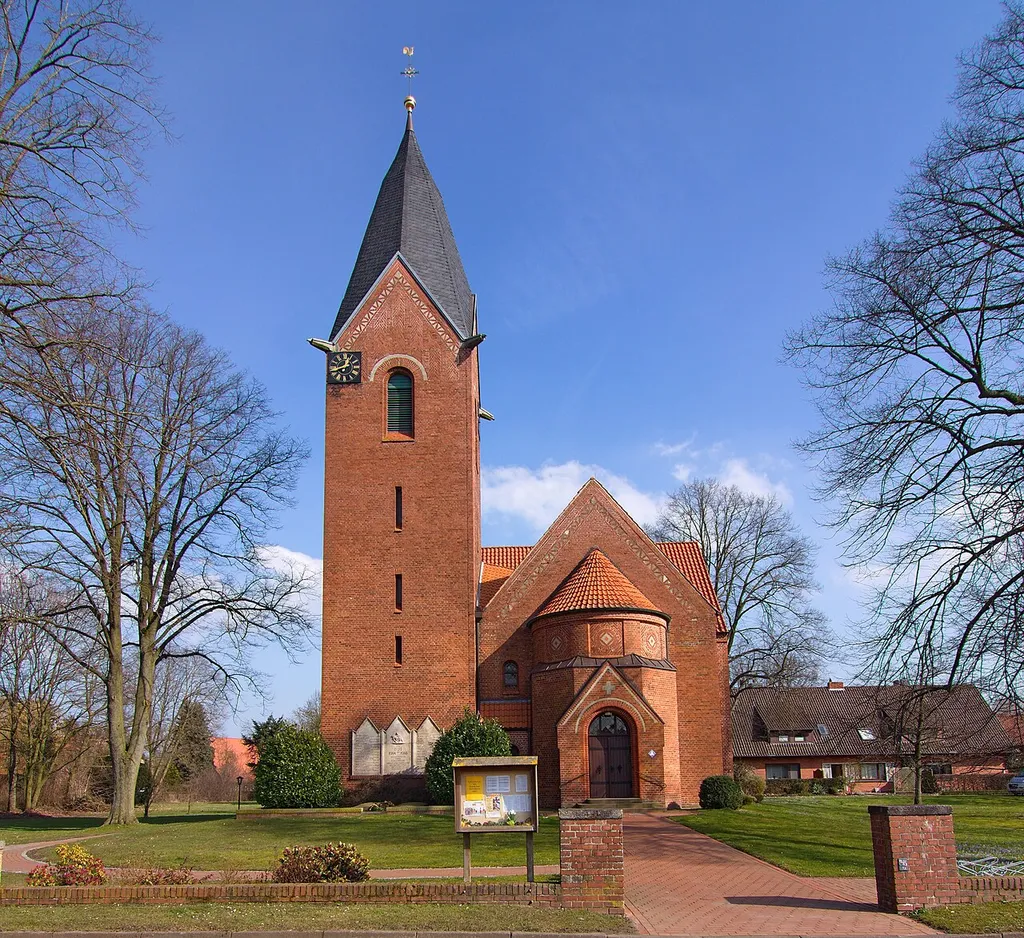 Die Backstein-Kapelle im neuromanischen Stil wurde 1922 in Schweringen, Niedersachsen, Deutschland eingeweiht.