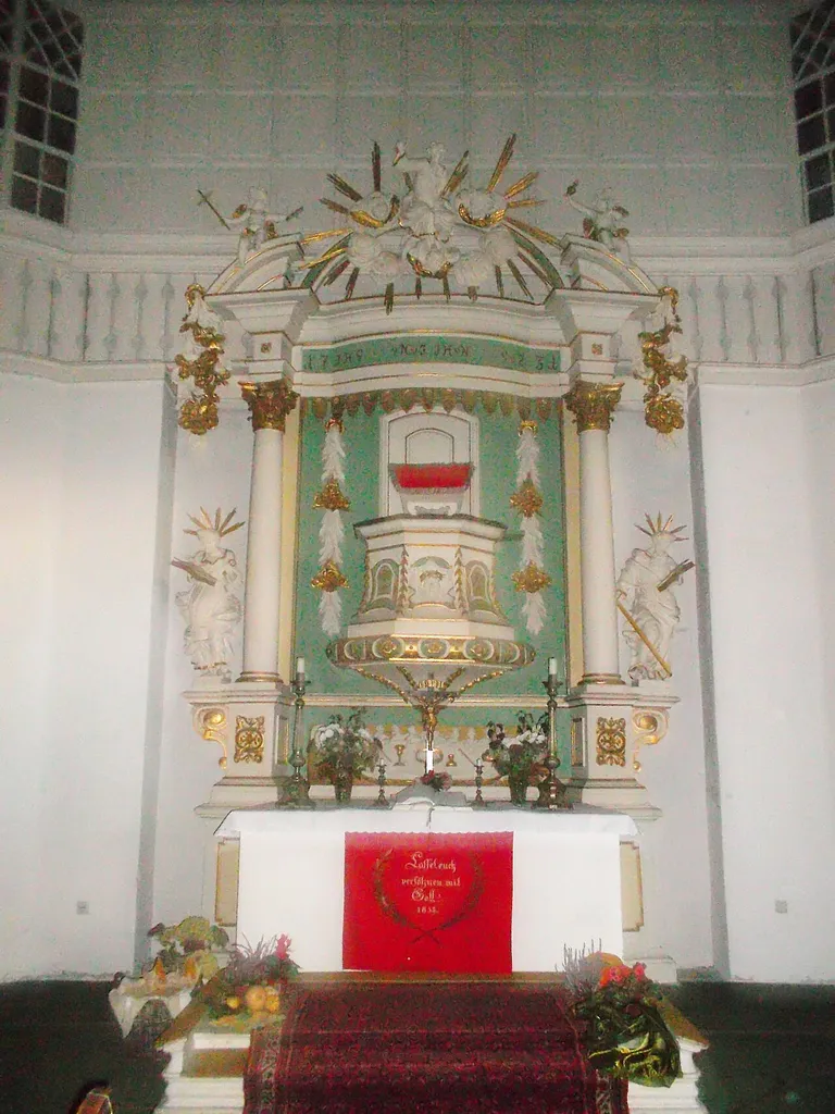 Blick auf den Altar und die Altarstufen in der St. Trinitatis Kirche in Wehrsdorf