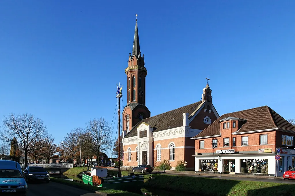 Tjalk Engelina im Westrhauderfehnkanal am Untenende bei der Hoffnungskirche in Rhauderfehn