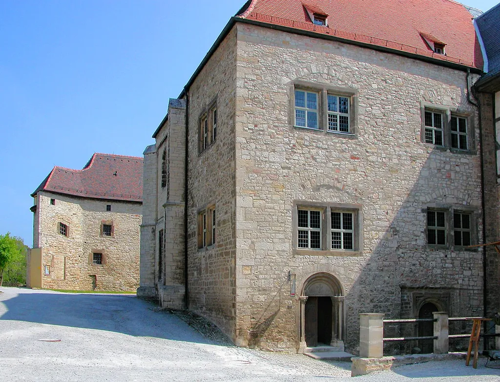 30.04.2004 06632 Freyburg/Unstrut, Schloß 1: Die Neuenburg, Schloß Neuenburg. Weiträumige, im Kern romanische Anlage, errichtet unter Ludwig dem Springer von 1060 bis 1090. Im 13. Jahrhundert erweitert, 1557, nach 1666 und im 18. Jahrhundert umgebaut. Im Bild: Fürstenbaues (GMP: 51.208426,11.775519) mit der Doppelkapelle (1220-1230). [DSCN2985.JPG]20040430690DR.JPG(c)Blobelt