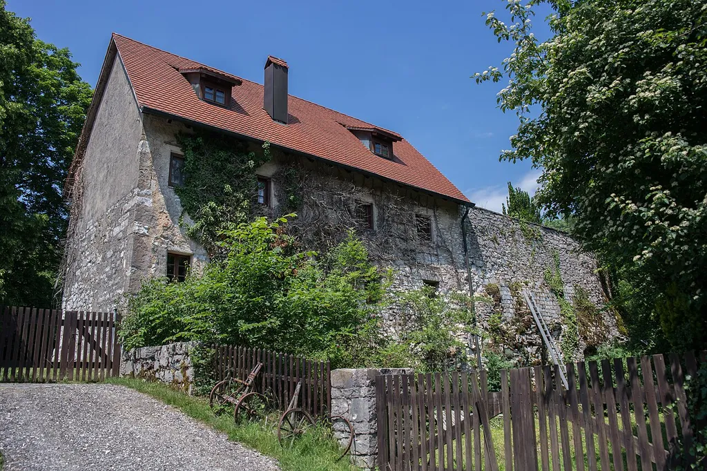 Äußeres Torhaus der Burg, heute ein Wohnhaus.
