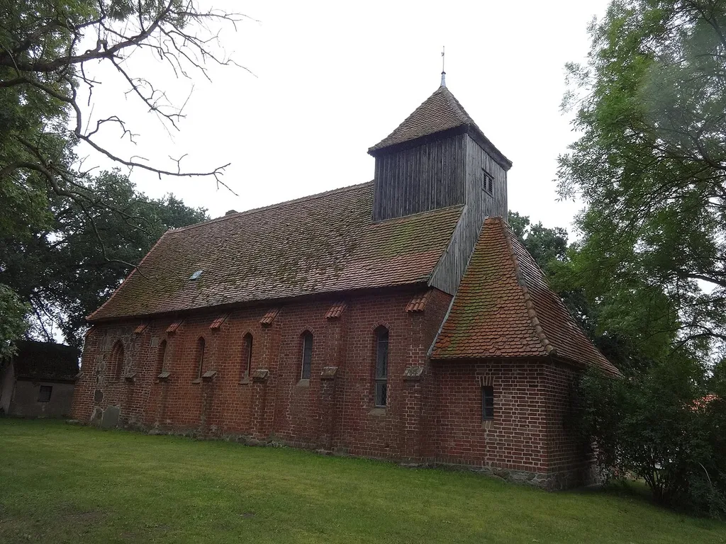 Die Dorfkirche Schönfeld ist eine Backsteinkirche aus der Zeit um 1400. In seinem Innern befindet sich unter anderem eine Kanzel aus dem 17. Jahrhundert.