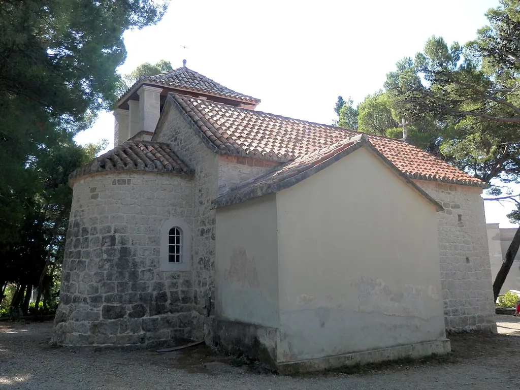 Kostolík "Gospe od Karmela" z roku 1715. Brela v Dalmácii, Chorvátsko, leto 2013.