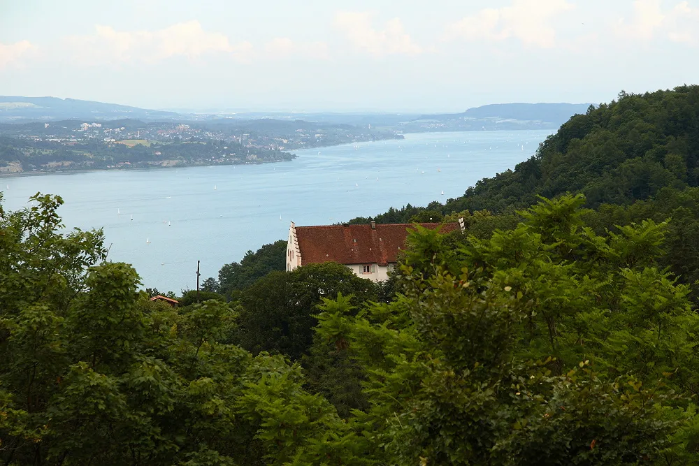 Ruine Bodman, Blick von Ruine Bodman über das Kloster Frauenberg Richtung Überlingen. Nordwestlicher Bodensee.