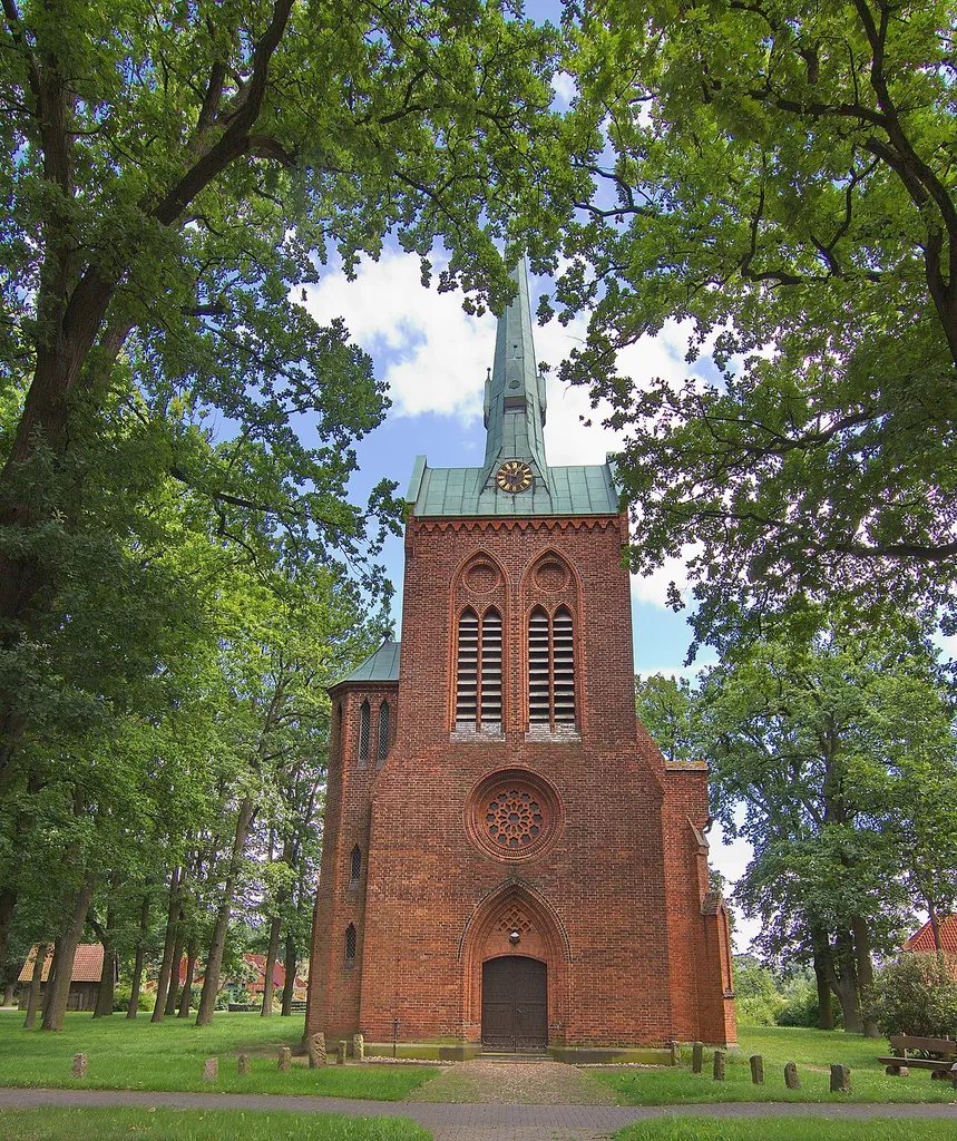 Die alte Kirche „Zum heiligen Kreuz“, ein gotischer Backsteinbau, stammt aus dem Jahre 1296 und wurde in den 1990ern umfangreich restauriert