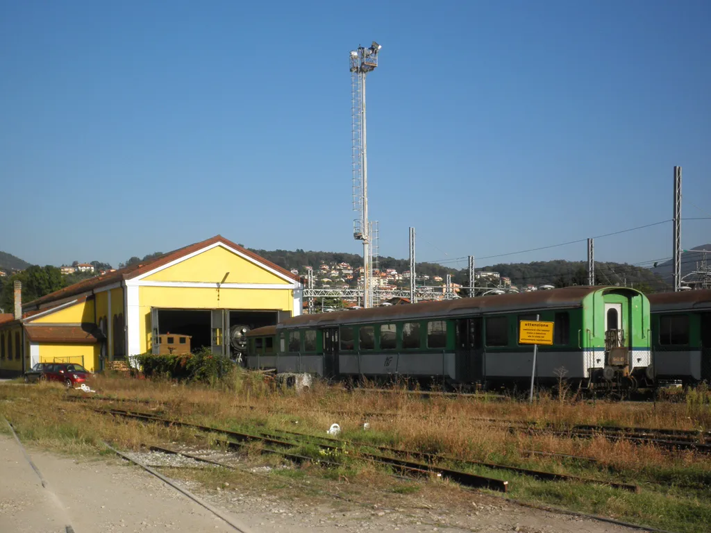 Vista dell'ex rimessa locomotive di Luino, che ospita il museo ferroviario del Verbano.