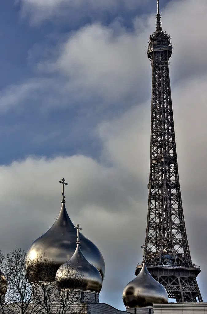 Paris - Tour Effel et Cathédrale de la Sainte-Trinité vue du pont de l'Alma
