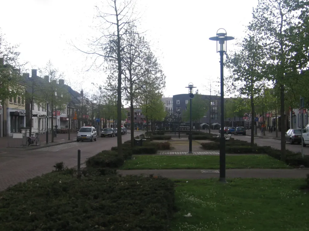 Zicht op een deel van de straat de Markt in het centrum van Etten-Leur