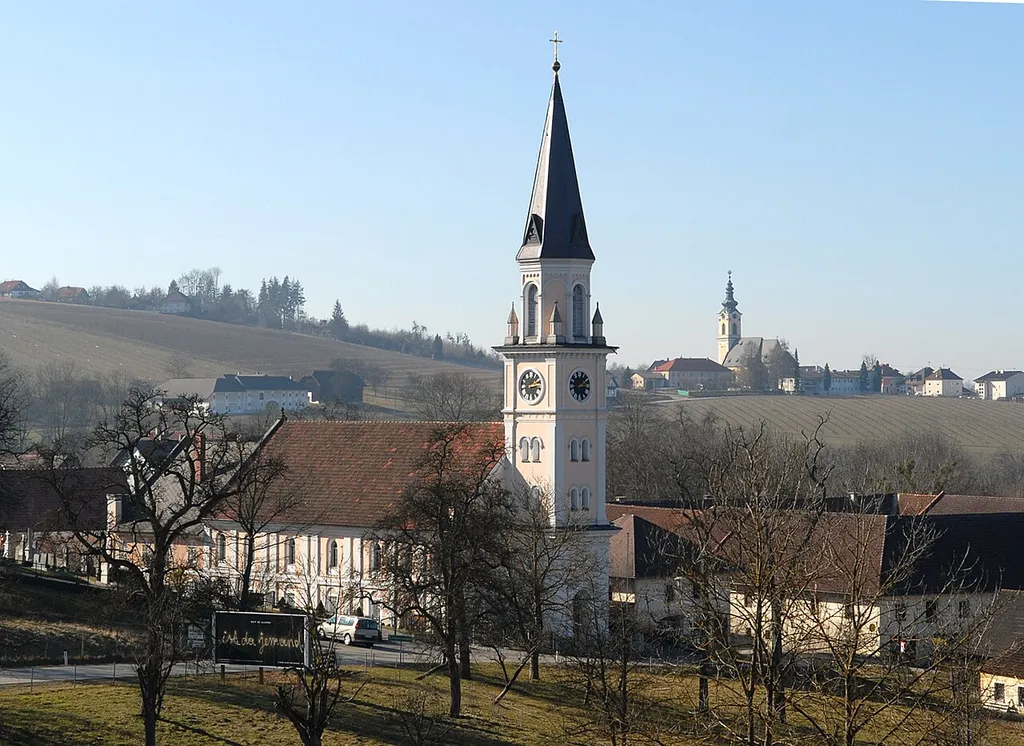 Evangelische Kirche in Unterscharten in Oberösterreich, ursprünglich hölzernes Bethaus 1782, Pfarrhaus 1783, heutige Kirche als Bethaus 1819, Turmbau 1900; im Hintergrund die katholische Kirche Oberscharten This media shows the protected monument with ObjektID 4156 in Austria. (Commons, de, Wikidata)