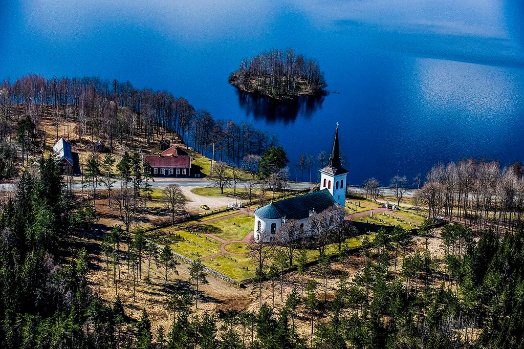The Almesåkra church from the air