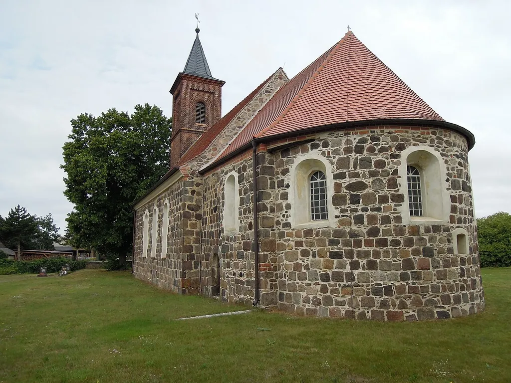 Kirche Gadegast -Ostsüdostansicht mit halbrunder Apsis- August 2020