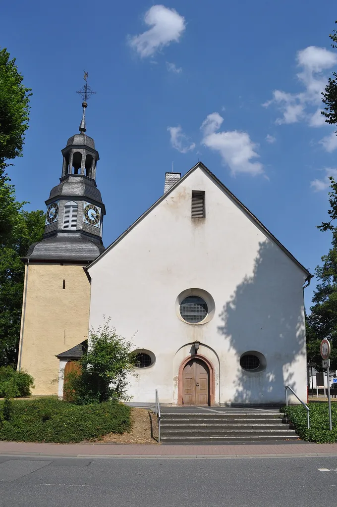 Die evangelische Kirche in Weilmünster verfügt über einenfreistehenden Wehrturm aus dem 12/13 Jahrhundert. Chor und Langhaus wurden 1511 geweiht. 1790 wurde das Gotteshaus in barockem Stil umgebaut. Die dreiseitige Empore und der Opferstock stammen aus dem Jahr 1654, die Kanzel aus dem 17. Jahrhundert die Orgel aus 1776 und der Taufbeckenständer aus dem 18. Jahrhundert.