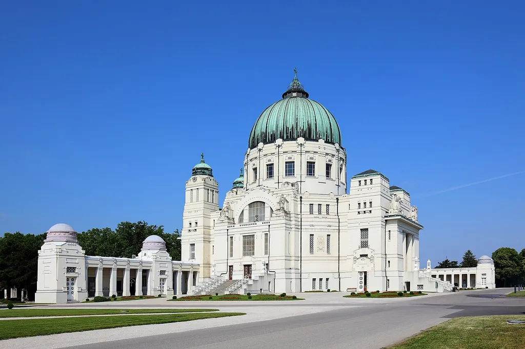 Ostansicht der römisch-katholischen Karl-Borromäus-Kirche, auch Luegerkirche (Dr.-Karl-Lueger-Gedächtniskirche) bezeichnet, am Zentralfriedhof im 11. Wiener Gemeindebezirk Simmering. Die Kirche wurde von 1908 bis 1911 nach Entwürfen des Architekten Max Hegele errichtet. Ende Oktober 1910 wurden die sterblichen Überreste des Wiener Bürgermeister Karl Lueger in der Kirchengruft unter dem Hochaltar beigesetzt.