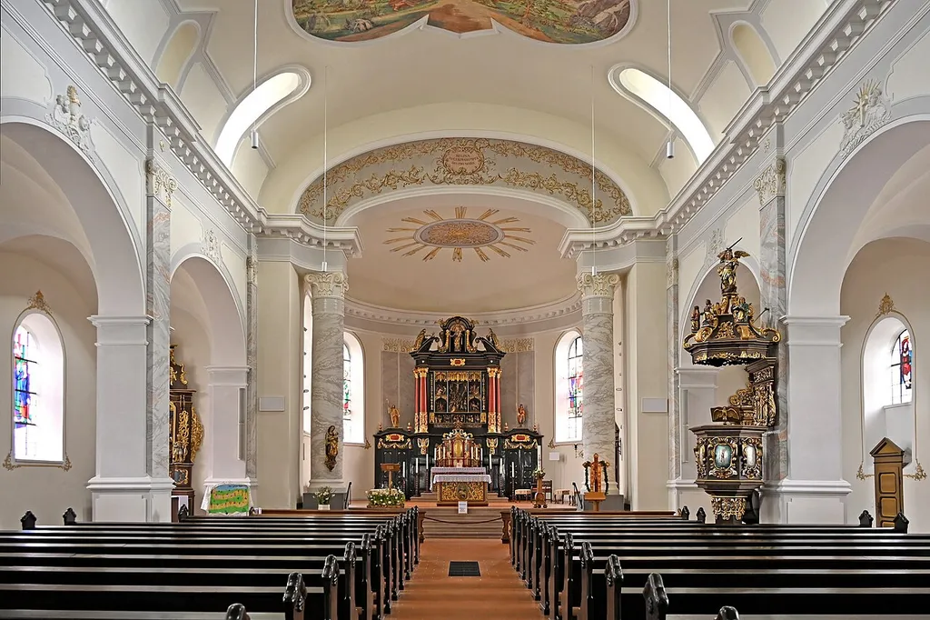 Mariä Himmelfahrt (Bleialf), Blick durch das Langhaus der Neuen Kirche zum Hochaltar