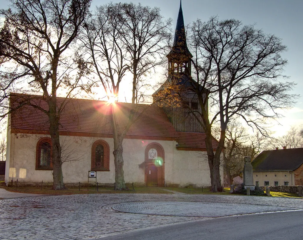 Kirche in Mescherin (Landkreis Uckermark, Brandenburg), mit Denkmal.