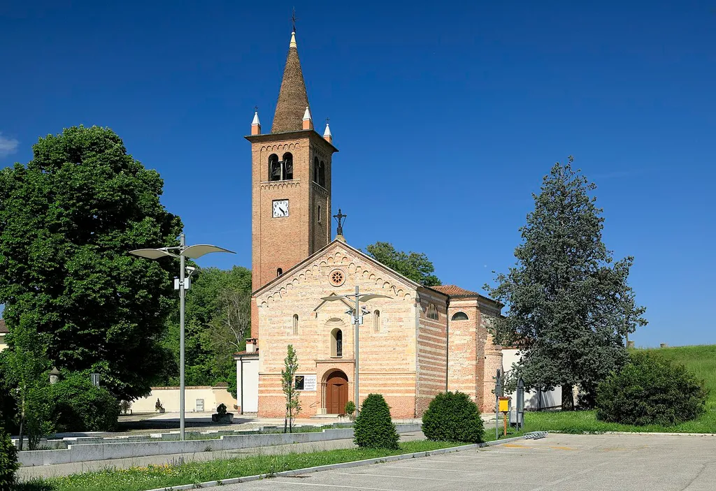 Im Ortsteil Scardevara, Ansicht von Westen; die Kirche stammt aus dem 12. Jahrhundert.