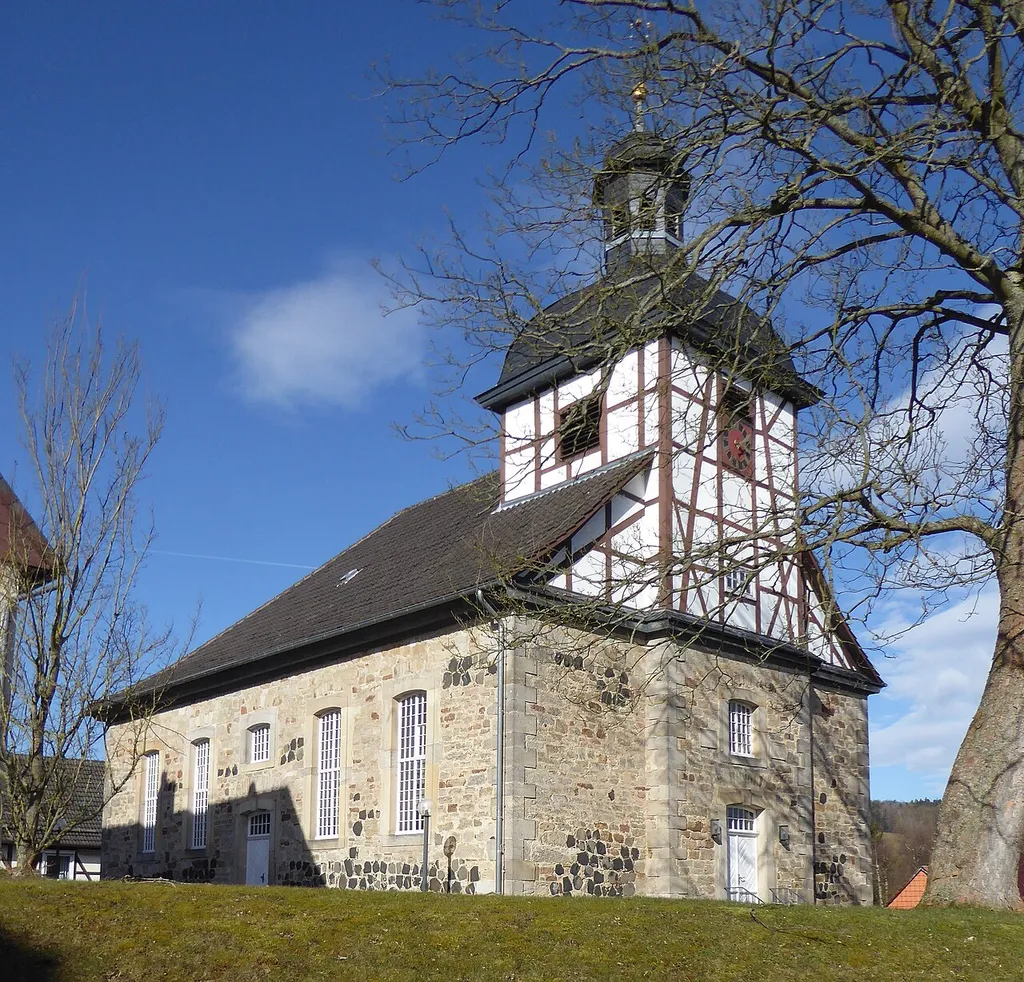 Ev.-luth. Kirche in Benterode, Gemeinde Staufenberg, Südniedersachsen. Erbaut 1786/87 nach Abriss des baufälligen Vorgängerbaus, wahrscheinlich aus Steinen der benachbarten Burg Sichelnstein