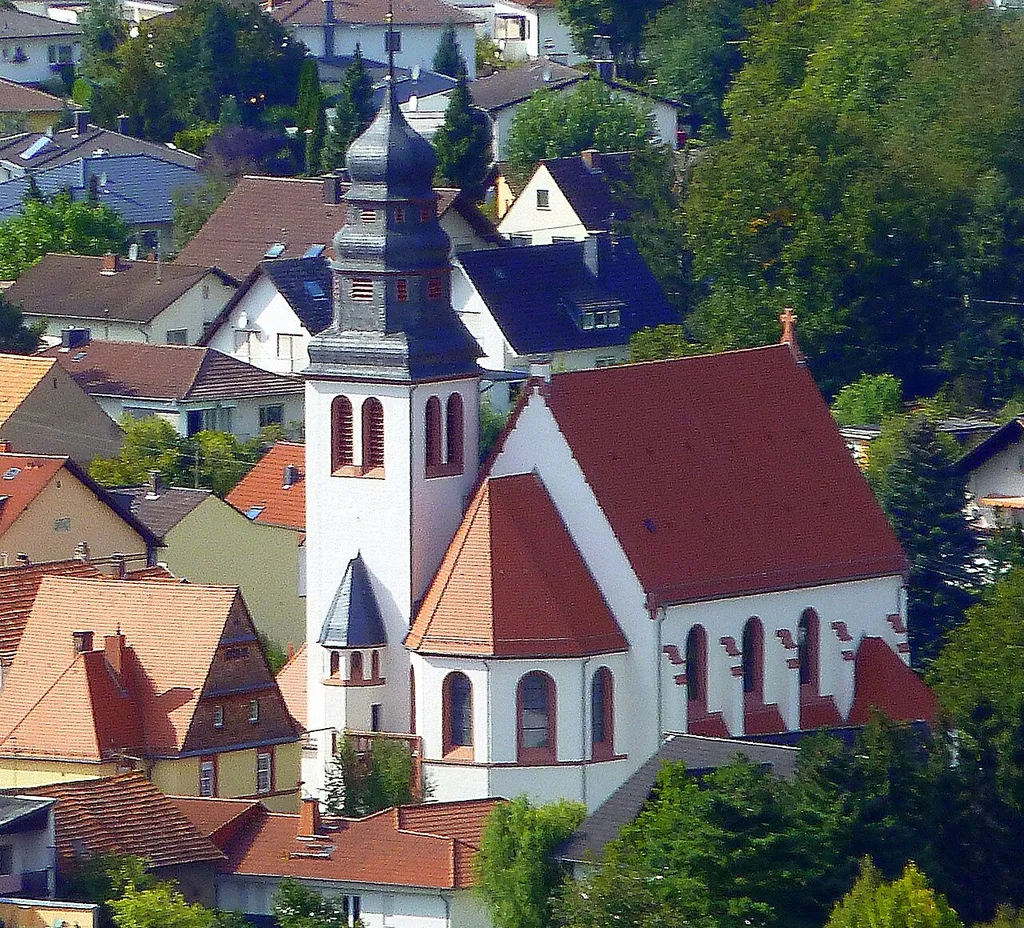 Blick vom Rheingrafenstein zur Kath. Pfarrkirche St. Johannes der Täufer im Ortsteil Ebernburg