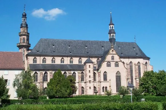 Eglise des Jésuites de Molsheim. Aujourd'hui le premier plan a changé : il n'y a plus de verdure mais des parkings.