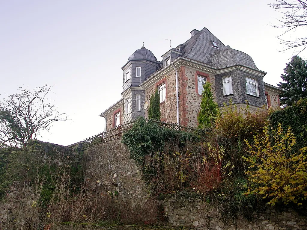 Biebertal-Königsberg im Kreis Gießen, Hessen, Deutschland. "Schloss"-Neubau auf den Grundmauern der ehemaligen Burg Königsberg.