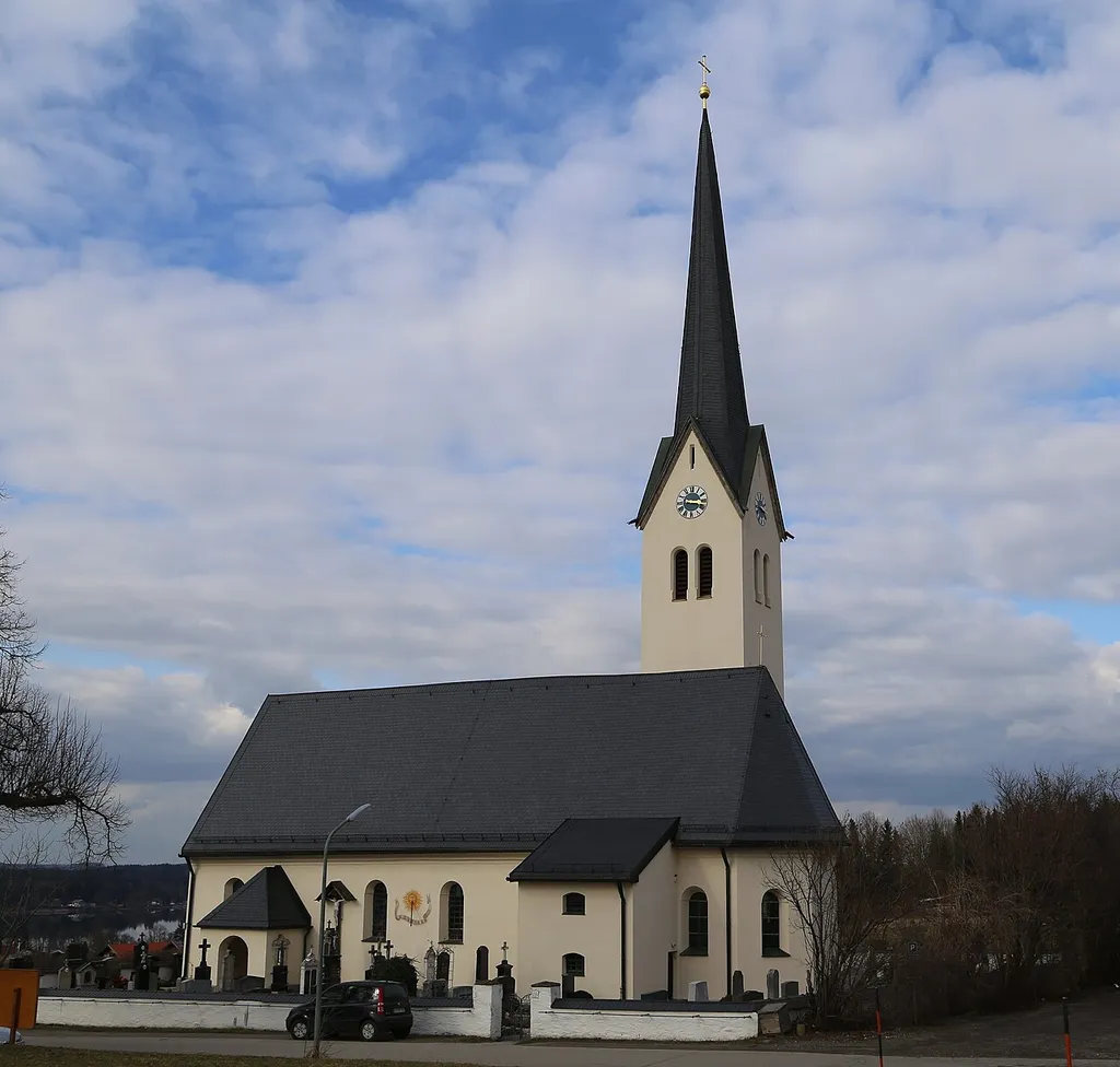 Maria-Stern-Straße 1; Kath. Filial- und Wallfahrtskirche St. Johannes Baptist (Maria Stern), Saalbau mit Satteldach und Nordturm mit Spitzhelm, Mitte 15. Jh. erbaut, 1716 verlängert, 1750 durch Andreas Vordermayr barockisiert, 1874 Spitzhelm; mit Ausstattung; Friedhofsummauerung, Bruchstein, 17./18. Jh. This is a picture of the Bavarian Baudenkmal (cultural heritage monument) with the ID D-1-87-167-19 (Wikidata)