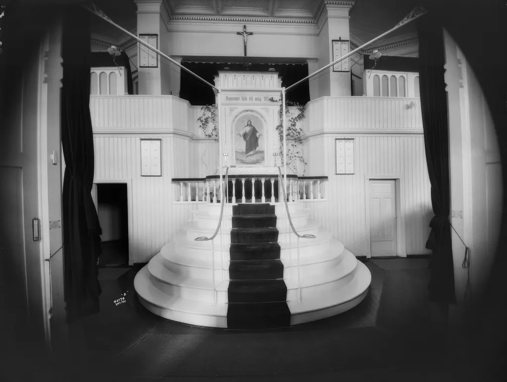 Interiør fra Botsfengselets kirke (kapell), med en kopi av Adolph Tidemands bilde «Kristus i skyen» som alterbilde. Foto: Anders Beer Wilse, ca. 1935. Fra Byhistorisk samling hos Oslo Museum.