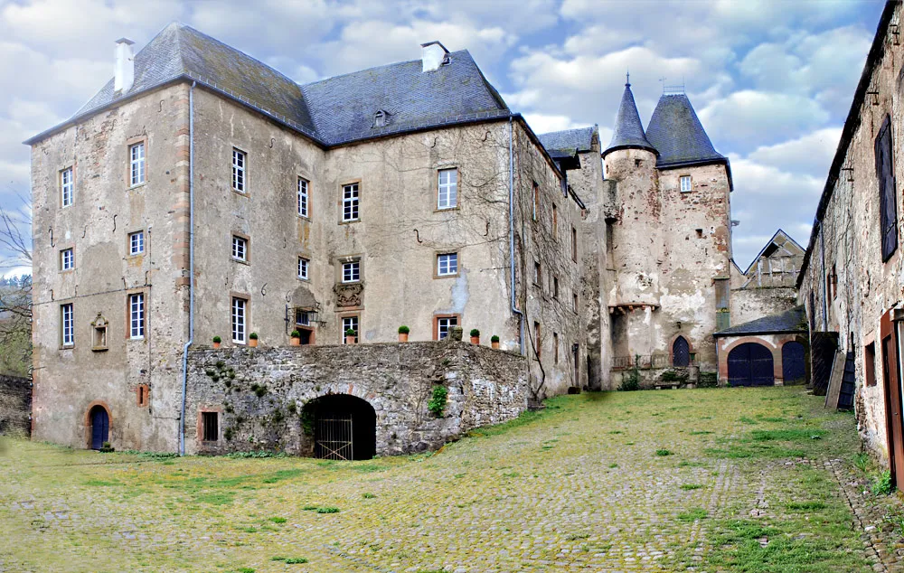 Innenhof der Unterburg der Burg Lissingen vom Fotografen Frank Martini