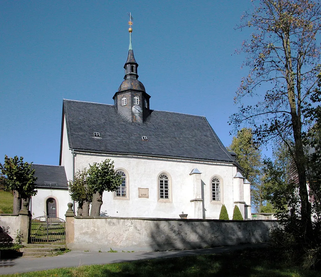 06.10.2011 01778 Fürstenwalde (Geising -> Altenberg), Oberer Schulweg 58: Dorfkirche (GMP: 50.761804,13.867484). Im 14. Jahrhundert stand an der Stelle der jetzigen Kirche einer Kapelle. Um 1500 wurde diese zur Dorfkirche erweitert, die seit 1606 in der heutigen Form besteht. Altar, Kanzel und Taufe stammen aus dem 17. Jahrhundert. 1857/1858 bekam die Kirche eine Orgel. Ansicht von Süden. Als berühmtester Bürger des Ortes gilt der Erbauer der Dresdner Frauenkirche, George Bähr, der am 15.03.1666 in Fürstenwalde geboren wurde. DSCNn2879-2880.TIF]20111006400MDR.JPG(c)Blobelt