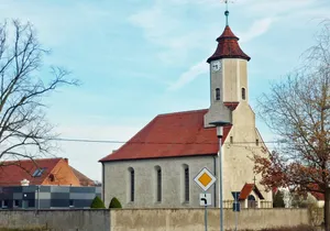 Kirche (mit Ausstattung) sowie Grabmal Fam. Prautzsch auf dem Kirchhof Dorfstraße -