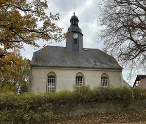 Kirche und Gedenkstein für die Gefallenen des Ersten Weltkrieges Westbergstraße -