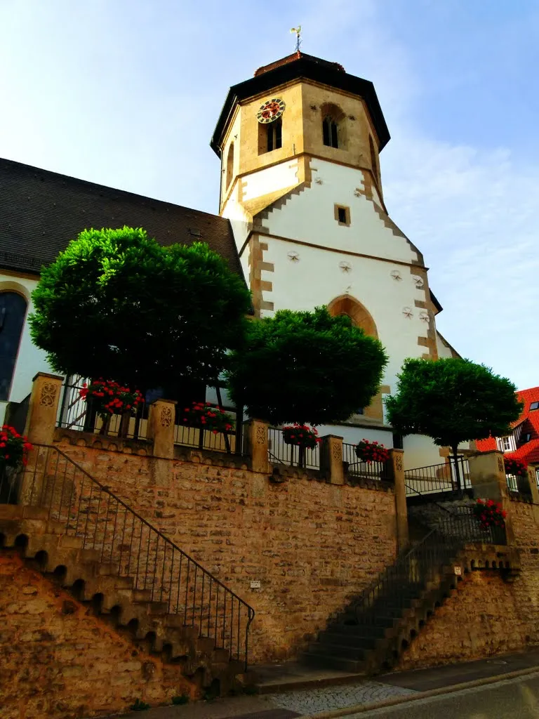 Die Georgskirche in Oberriexingen von der Hauptstraße aus gesehen.