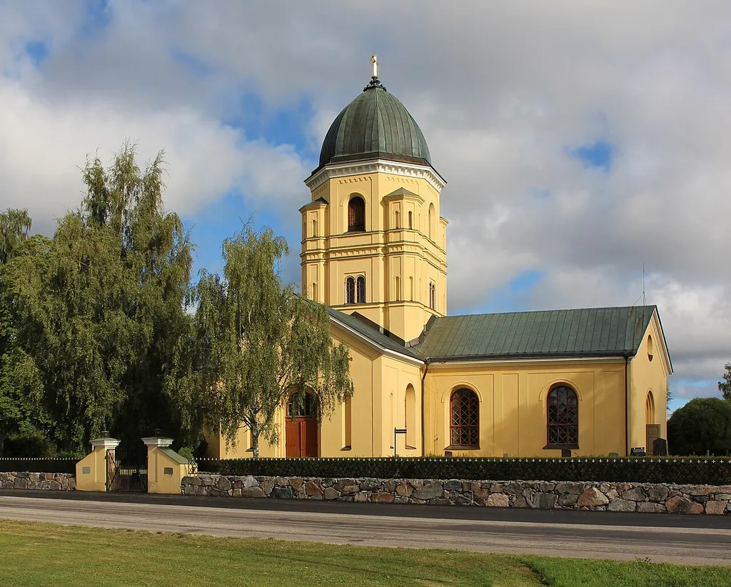 Hållnäs kyrka från sydost.