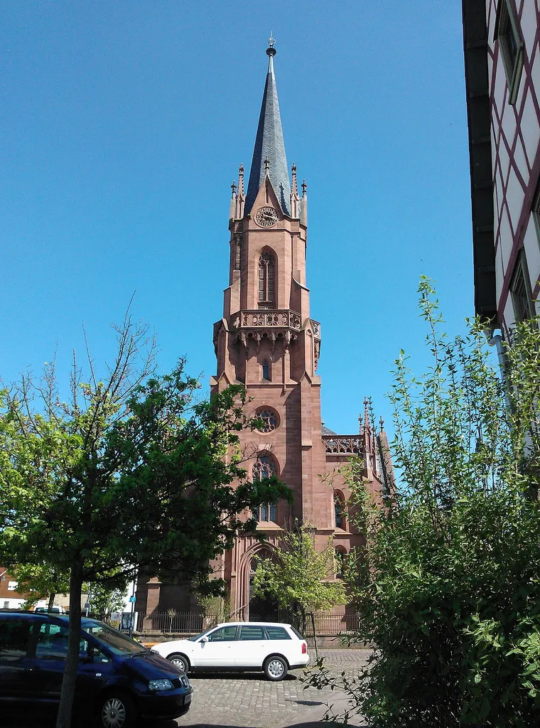 Blick auf das Eingangsportal der neugotischen Kirche in Langstadt, heute Stadtteil von Babenhausen