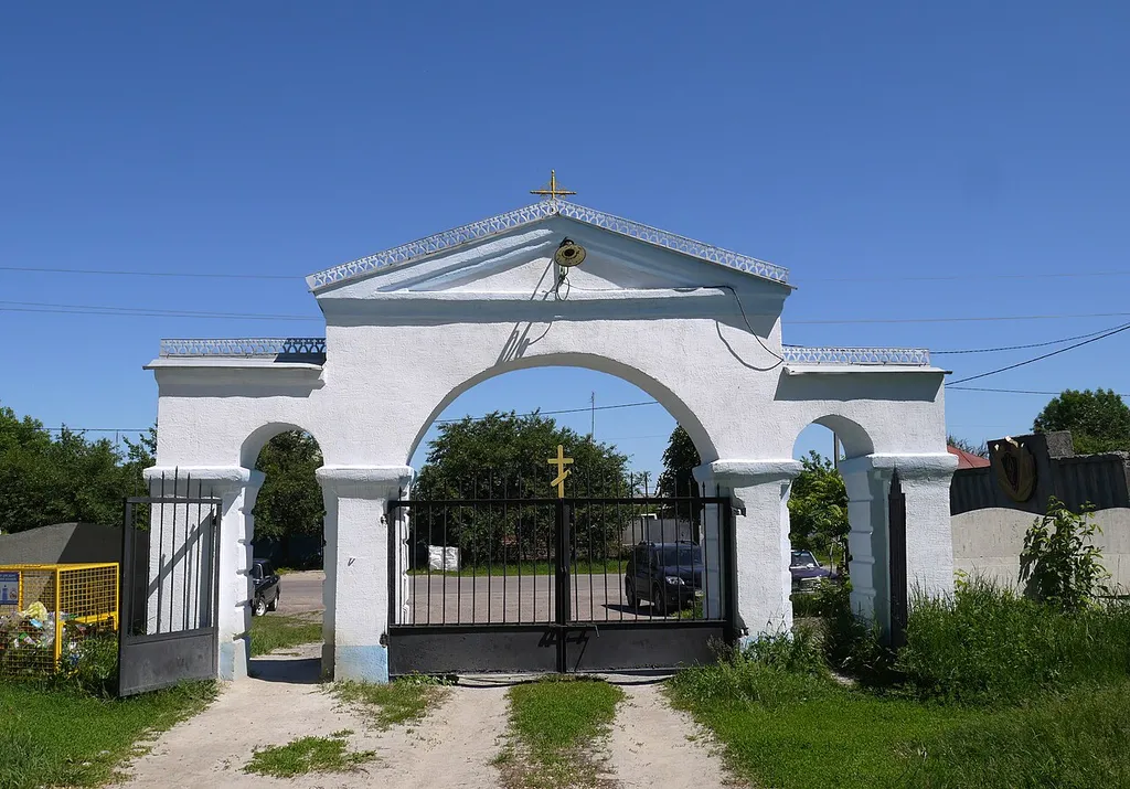 Брама (мур.), Охтирка, вул. Широка (Менжинського), 88