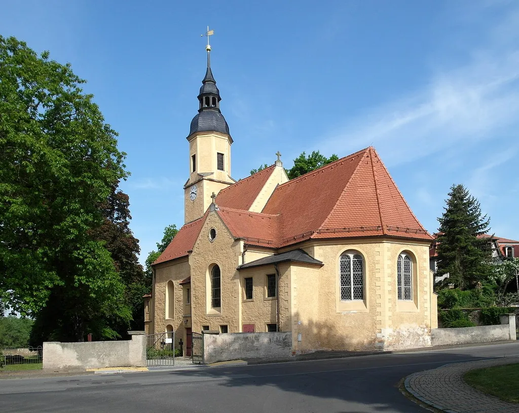 19.05.2016 01612 Glaubitz: Kirche (GMP: 51.316957,13.382074) von SO. Kirchgasse. 1319 wird erstmals eine Kirche erwähnt. Die heutige Kirche entstand nach der Reformation in der Zeit von 1586 bis 1589 - damals noch ohne Turm. Der Turm entstand im Jahr 1741. [SAM6032.JPG]20160519300DR.JPG(c)Blobelt