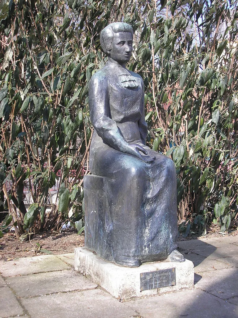 Das Rosa-Luxemburg-Denkmal am Talknoten in Erfurt.